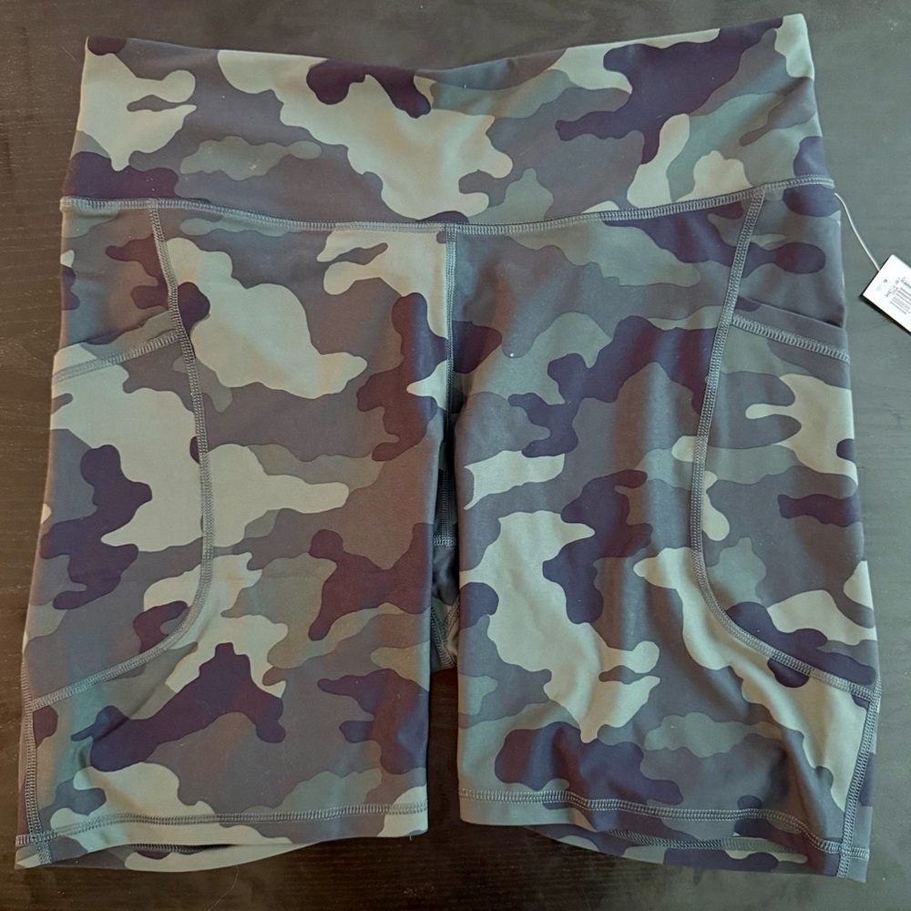 ✨ NWT! ✨ Old Navy Green Camo High-Waisted PowerSoft Biker Shorts - 8” Inseam